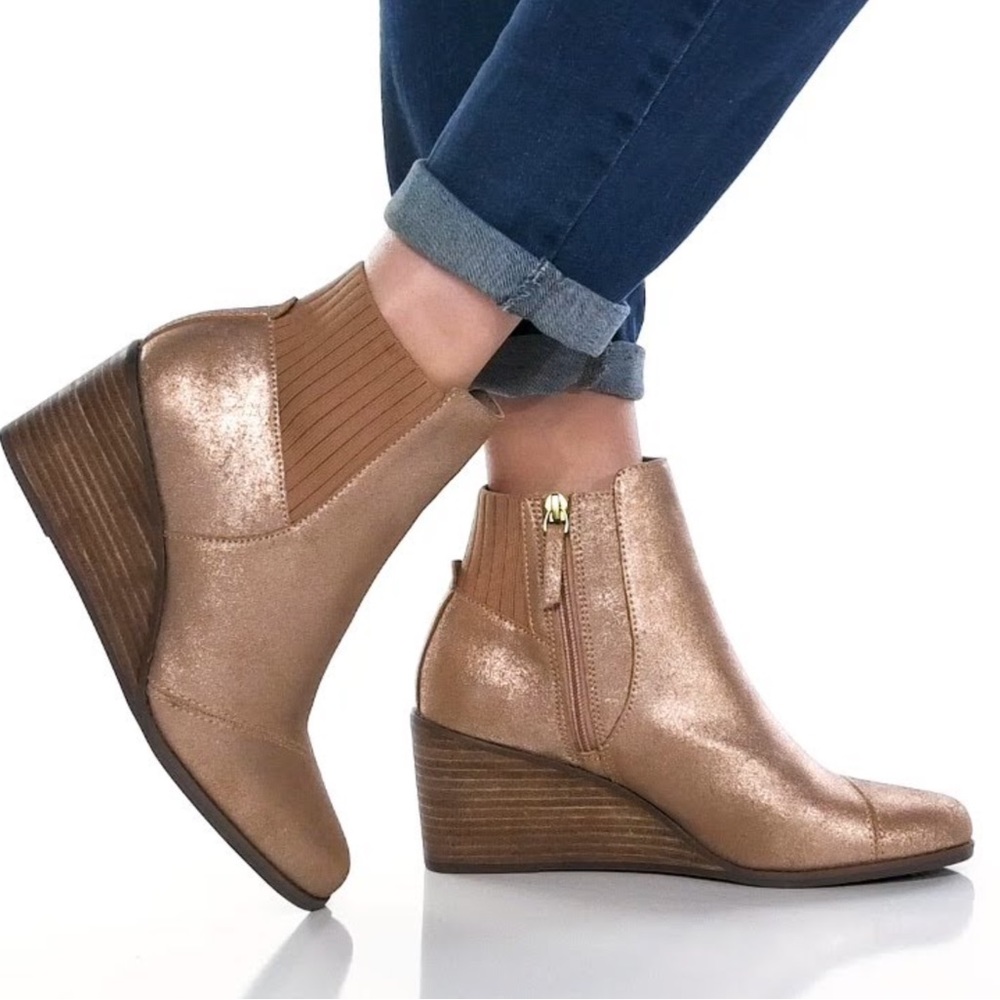 NEVER WORN Toms Sadie Boot in Rose Gold